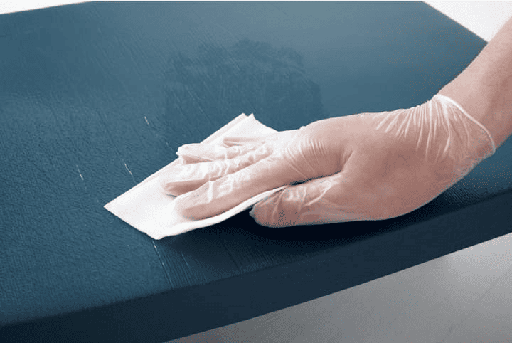 マットレスを清拭する画像