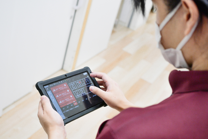 看護師が介護DXサービスを使う様子