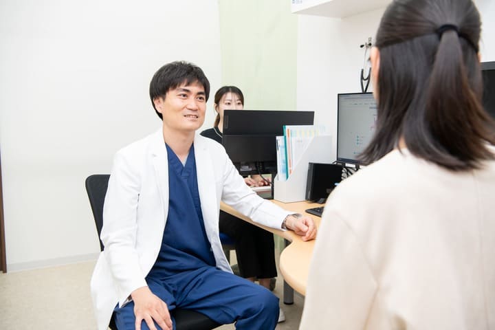 院長先生が問診している様子