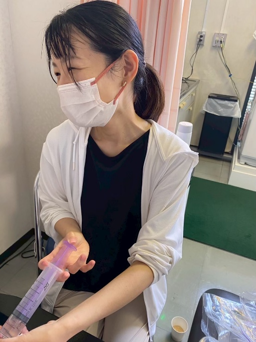 看護師の鮫島美来さんが注射している写真
