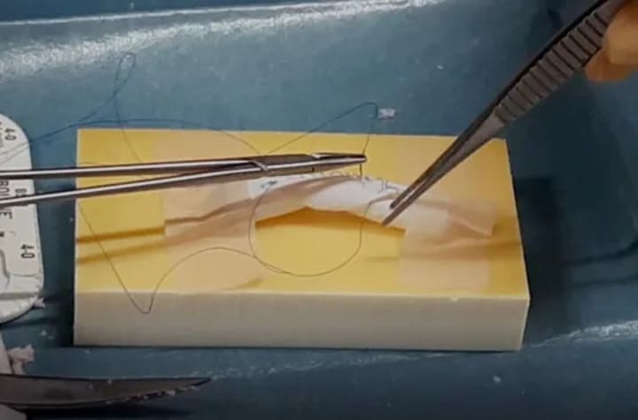 血管縫合剥離トレーニングキット使用画像