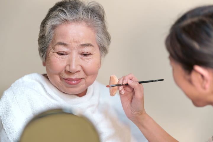 利用者さんにメイクする写真