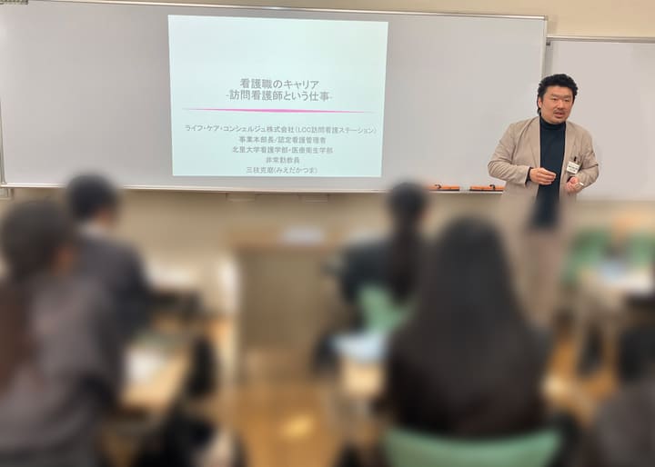 本部長の三枝さんが訪問看護についての講演をしている様子