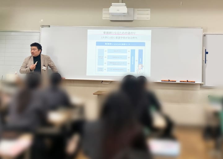 本部長の三枝さんが訪問看護についての講演をしている様子