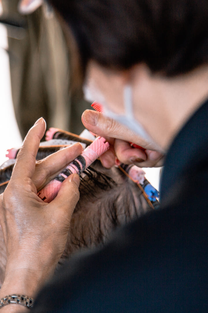 出張理美容パーマの様子