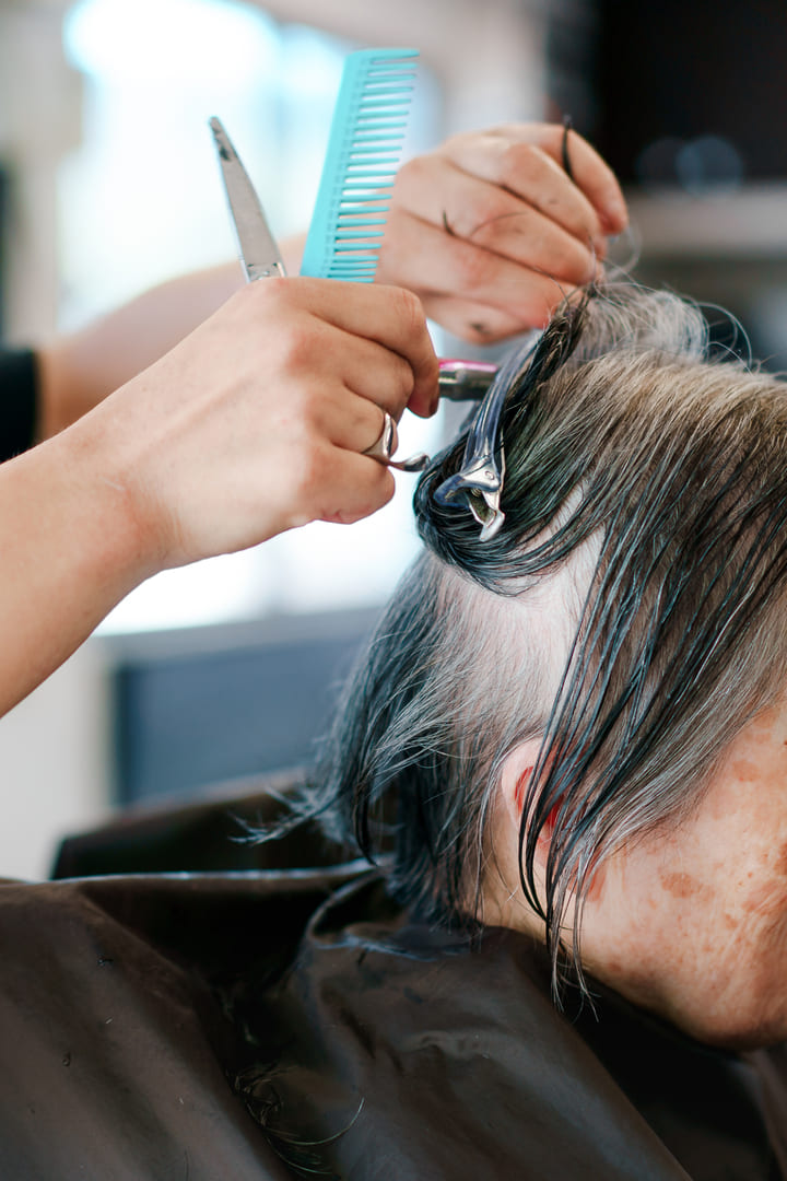 出張理美容カットの様子