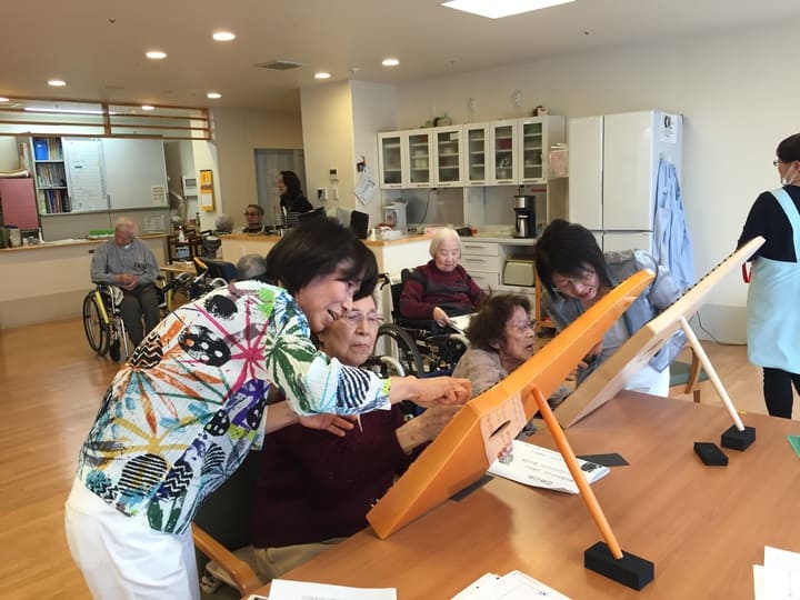高齢者に弾いてもらうボランティア活動