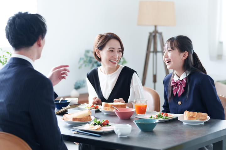 家族と朝食の写真