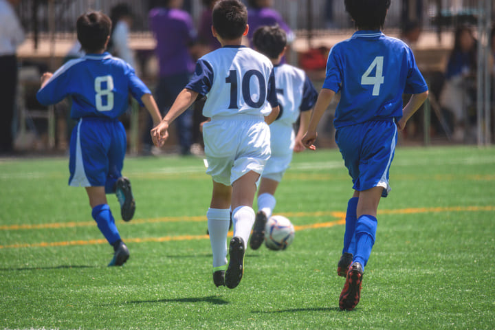 サッカーをする子どもの写真