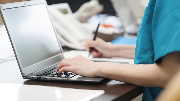 会話記録AI「ながらかいご」PCを使う介護士