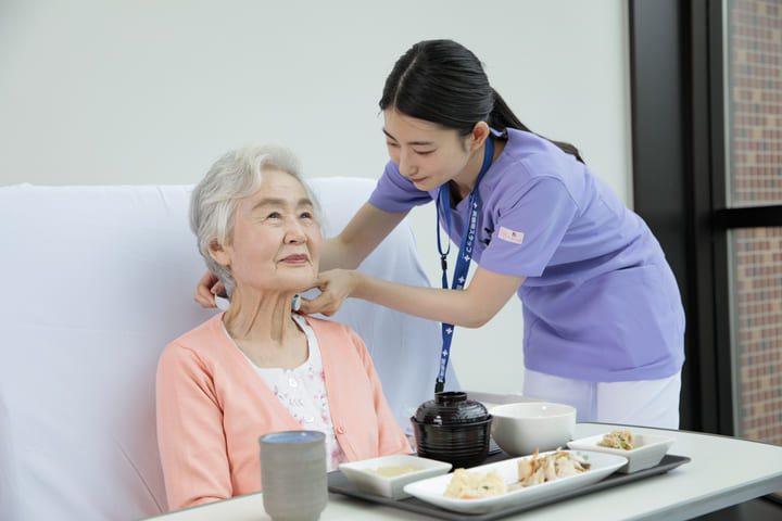 嚥下計「GOKURI®」装着の様子