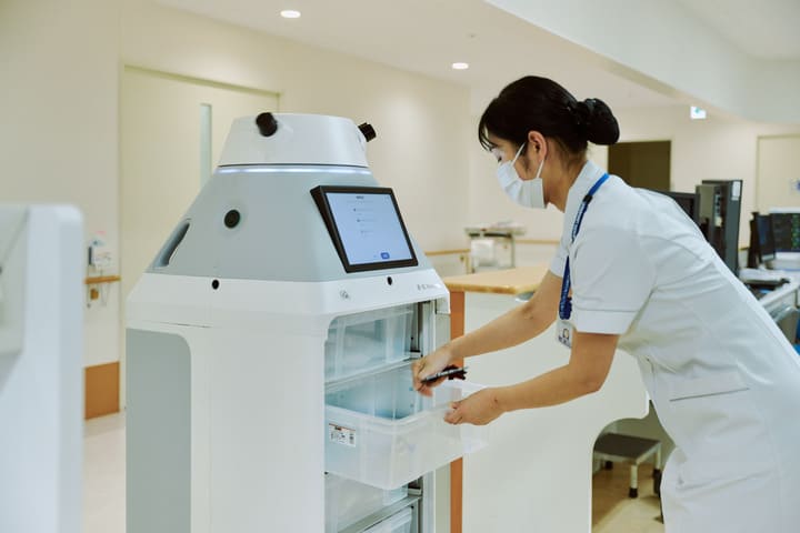 屋内配送用サービスロボットを使用している看護師