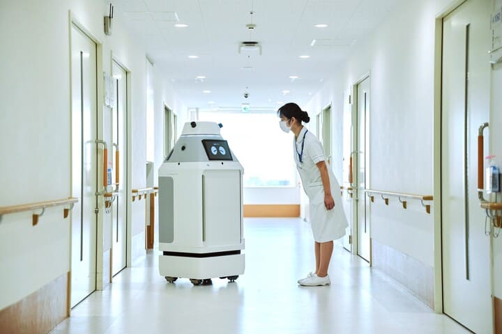 屋内配送用サービスロボットと看護師