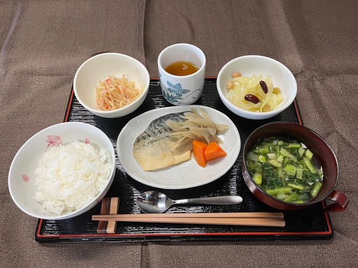 調理済みの真空パック食材配膳写真