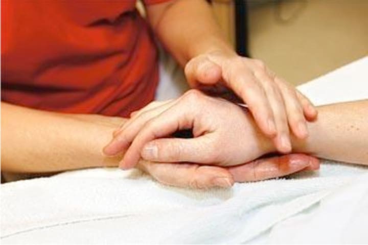 ハンドセラピー手に触れている写真