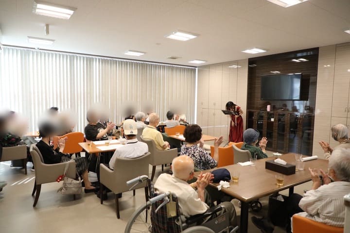 生演奏後、拍手をしている利用者さん