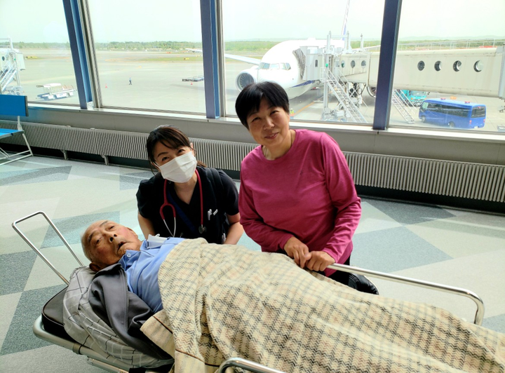 保険外看護サービスを利用する家族と看護師が空港にいる写真