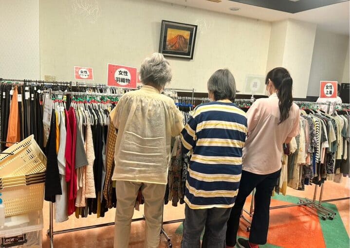 訪問衣類販売で服を選ぶ様子