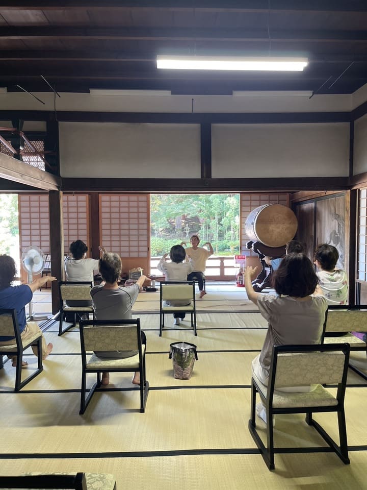 椅子に座ってヨガをする様子