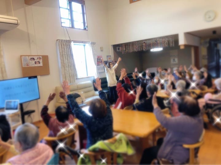 外部講師とヨガを楽しむ利用者様