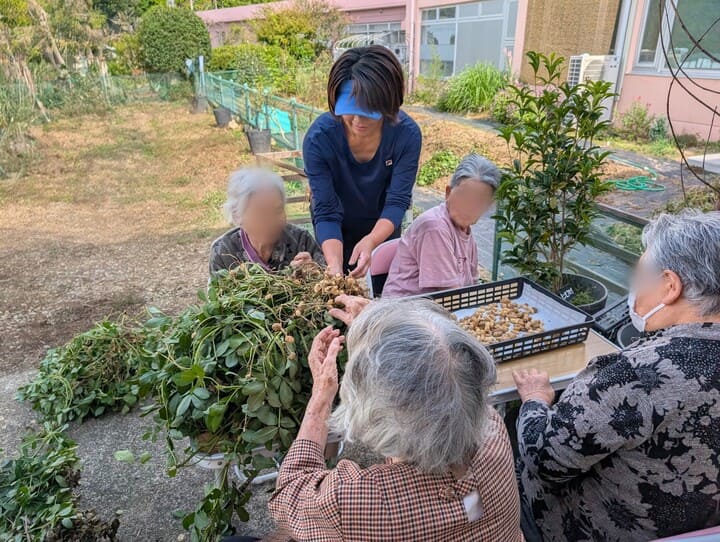 利用者さまと園芸を楽しむ様子