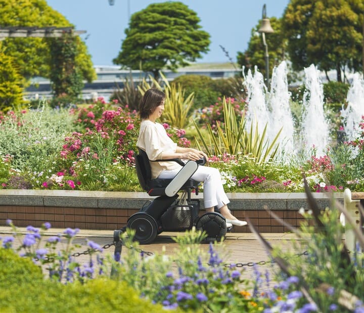 園庭を走行する椅子型モビリティ