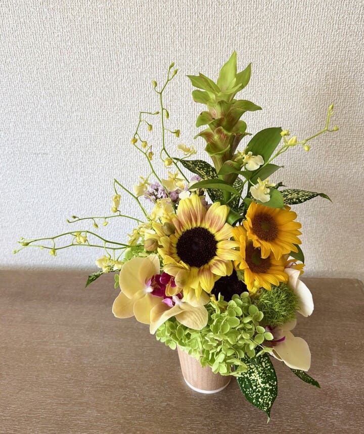 完成したひまわりのフラワーアレンジ