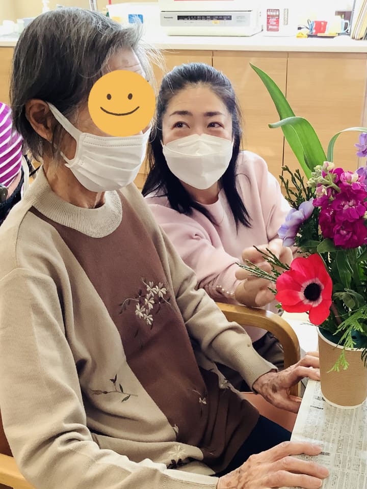 フラワーアレンジをしている利用者さま