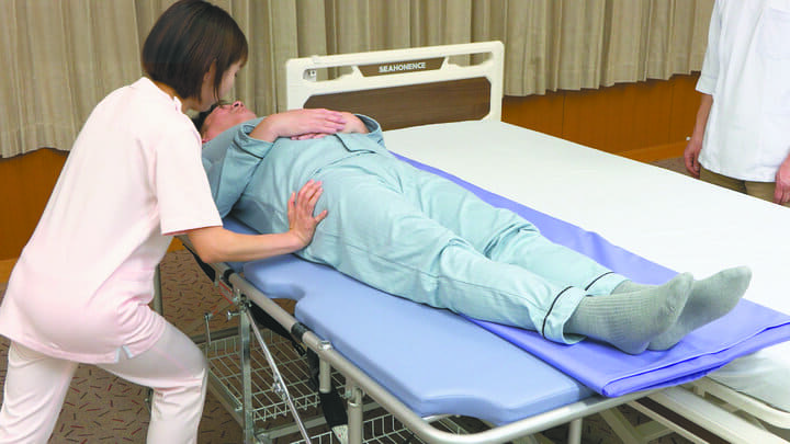 ラクラックス®を使ってベッドに移乗している写真