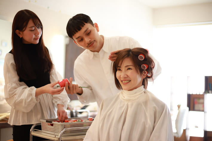 美容師のアシスタントとは？仕事内容や給料事情を紹介