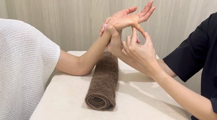 指をほぐす様子