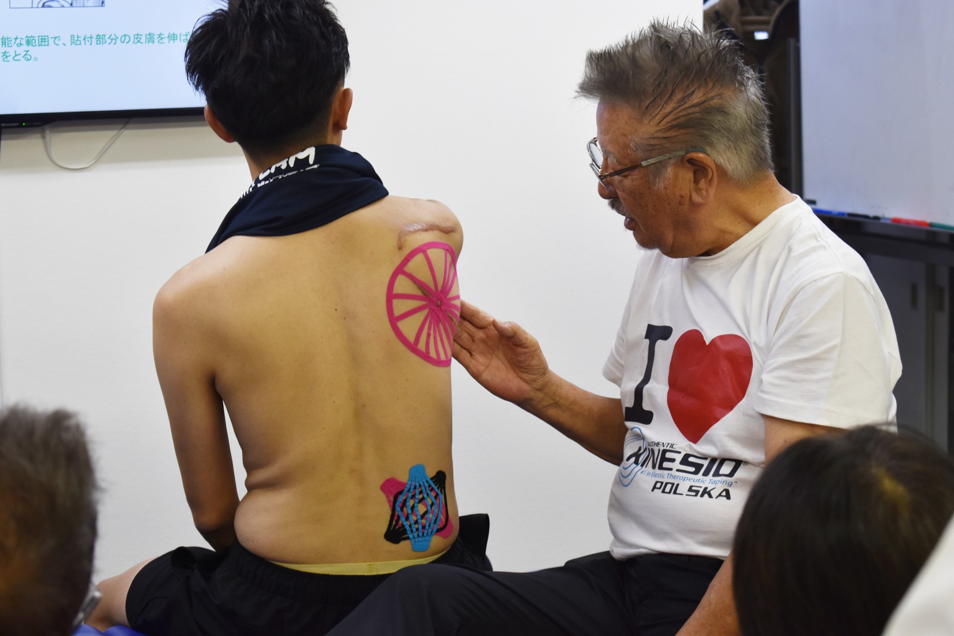 キネシオテーピングを貼付している画像