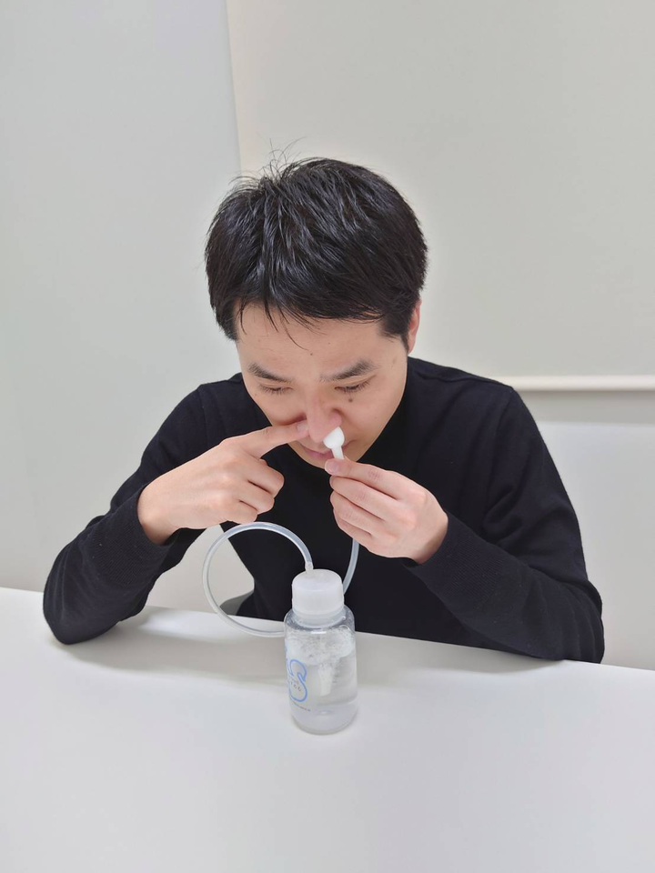 りすめるボトルで嗅覚リハビリを行う様子
