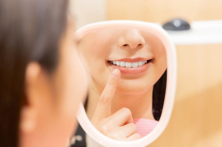 ホワイトニングは保険適用？費用やほかの施術との違いを紹介