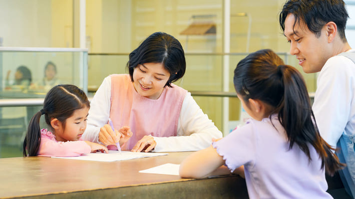 学童保育指導員とは？仕事内容・年収・資格などを紹介