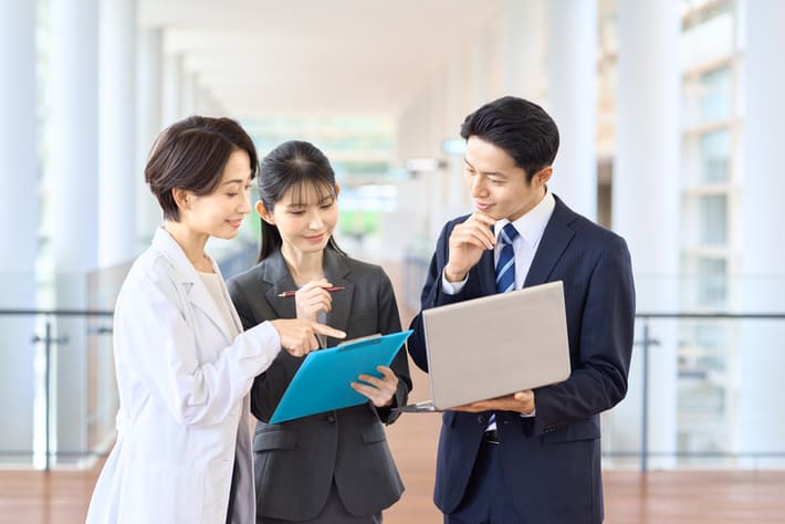 製薬会社で働く薬剤師とは？仕事内容・年収・必要な資格を紹介