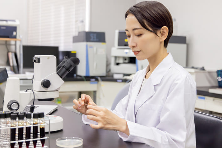 臨床検査技師とはどんな仕事？年収や向いている人の特徴を紹介