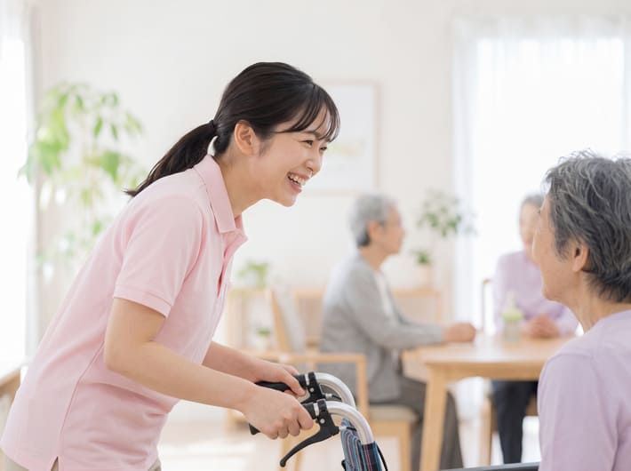 記録・レクの負担を削減！介護現場をラクにする便利ツールと出張サービス